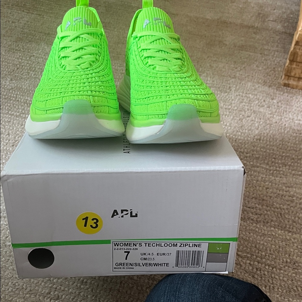 APL Women's Techloom Zipline in Neon Green Sz 7 brand new with box